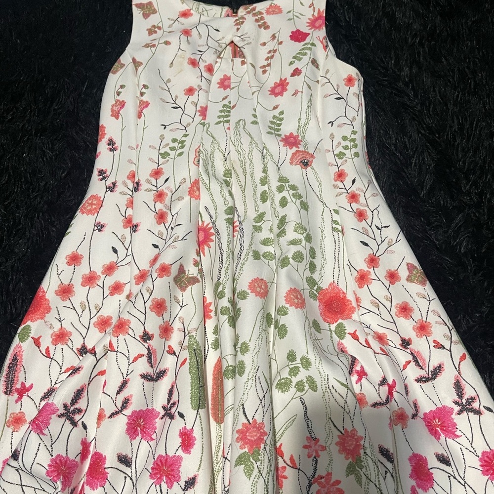White floral dress with cutout on chest. Size 8p